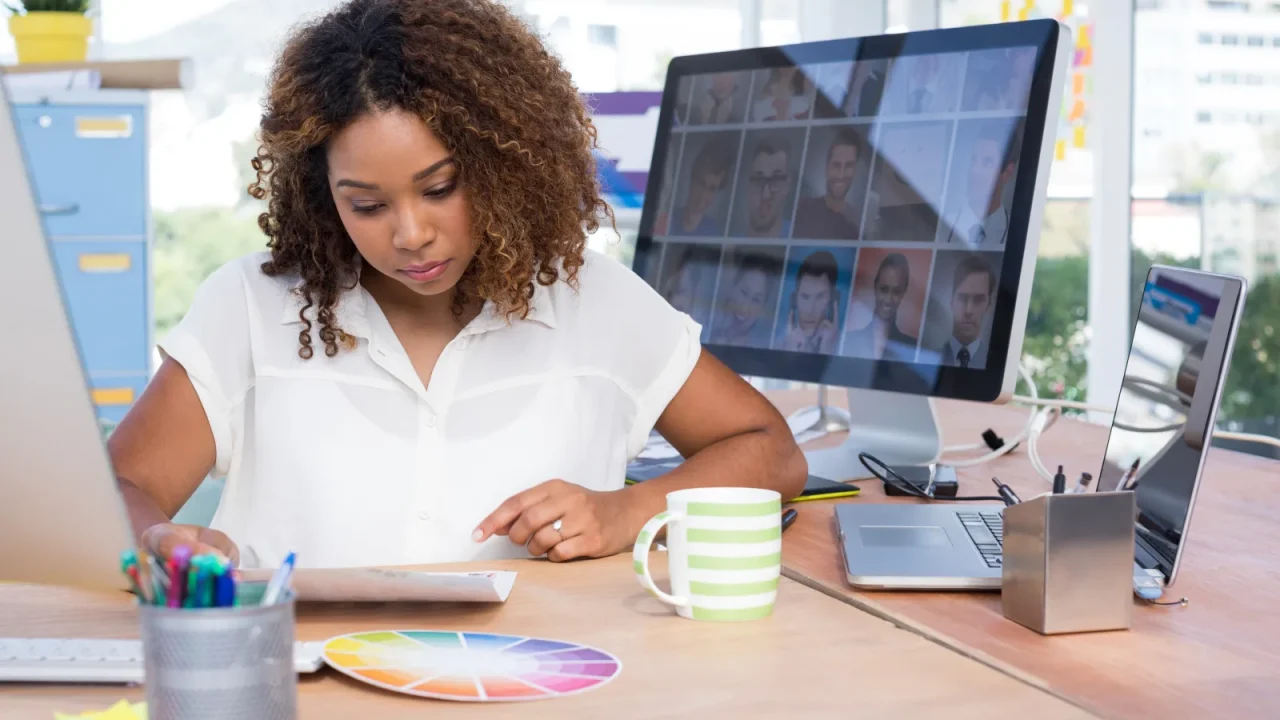 Responsable d'imprimerie calculant le prix de revient d'un travail d'impression sur ordinateur