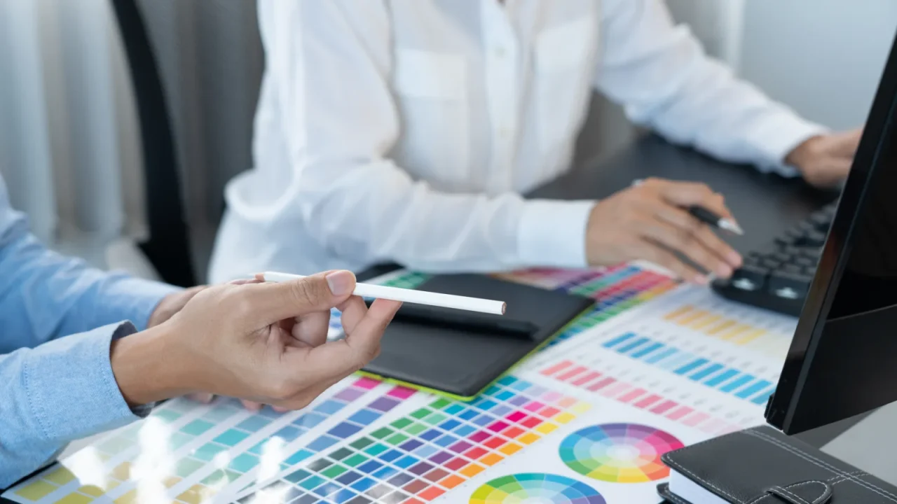 Équipe d'une agence de communication visuelle travaillant sur plusieurs projets d'impression