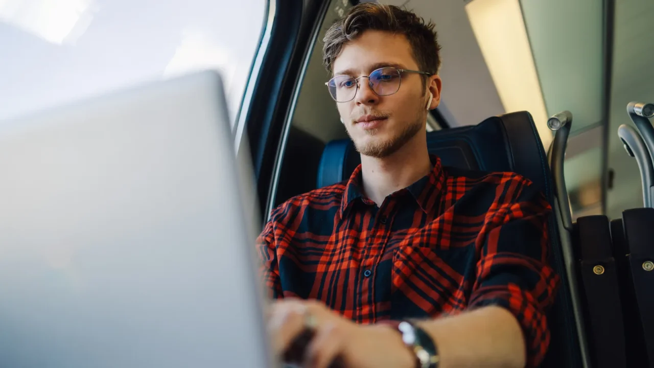 Responsable d'imprimerie consultant sa gestion en ligne depuis un ordinateur portable en déplacement