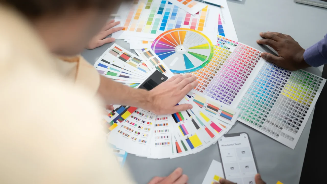 Nuanciers et gammes de couleurs étalés sur le bureau d'un professionnel des industries graphiques