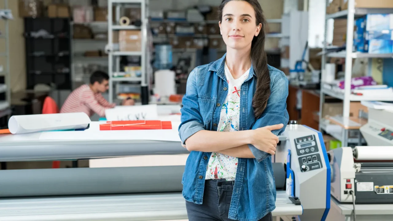 Dirigeante d'une petite imprimerie dans son atelier