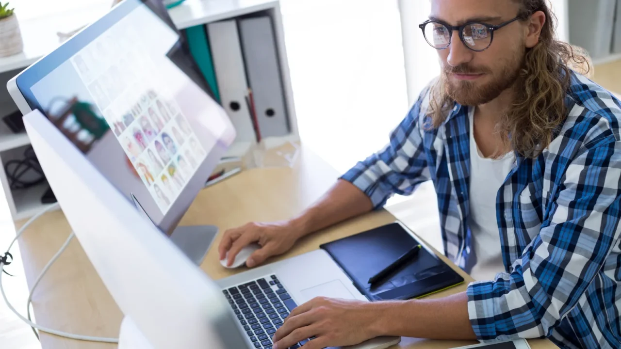 Estimateur préparant une soumission d'impression sur son ordinateur