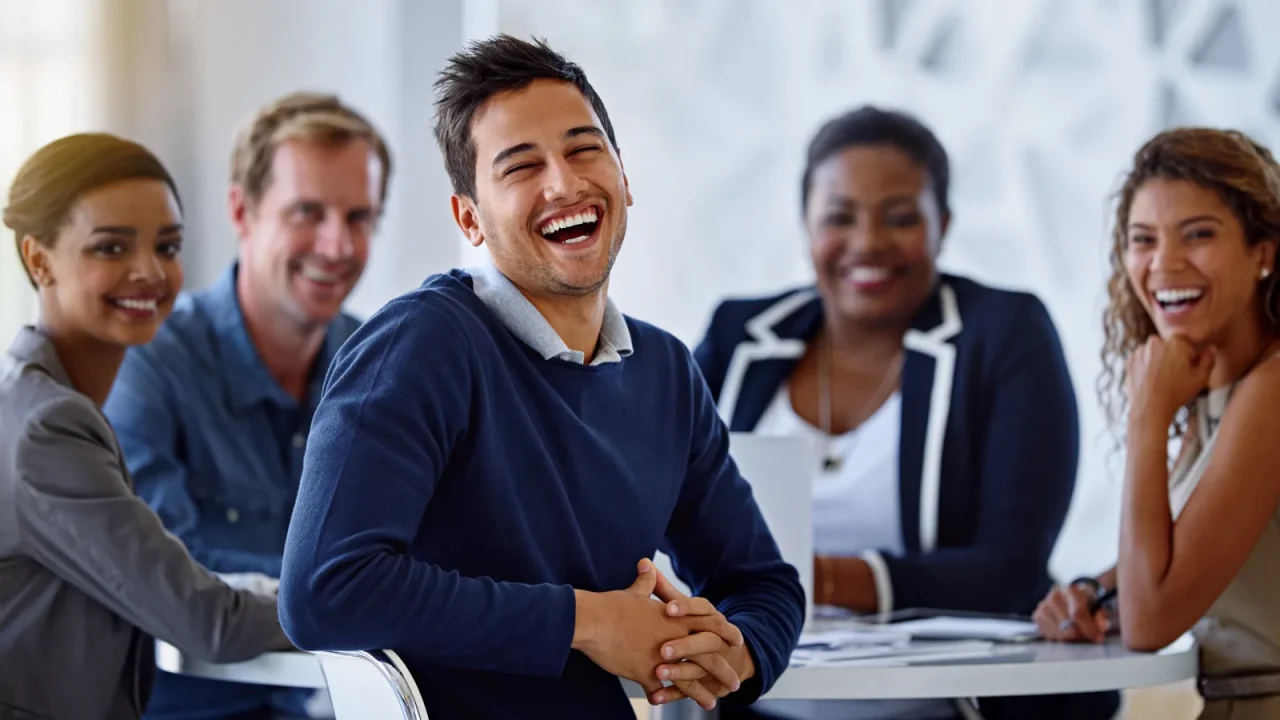 Confrères imprimeurs échangeant sur leur logiciel de gestion dans une ambiance conviviale