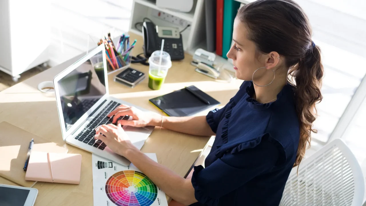 Cliente consultant ses commandes et ses documents sur un espace en ligne depuis son ordinateur portable