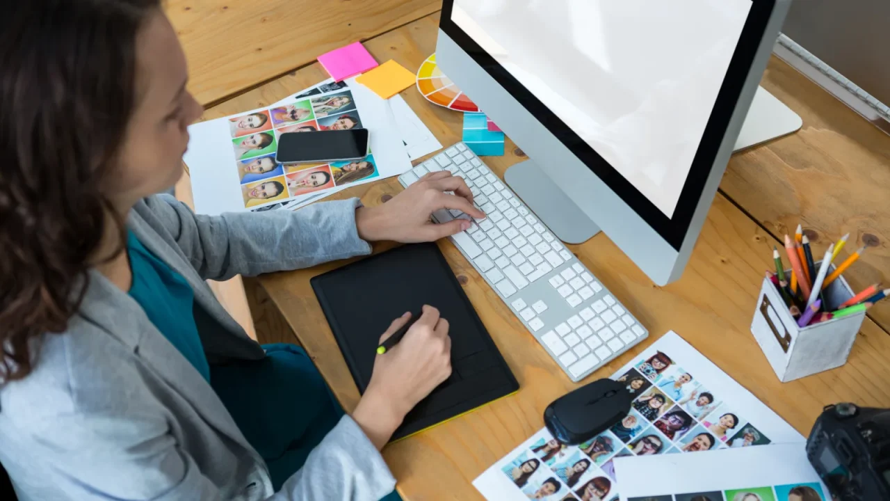 Poste de travail d'imprimerie équipé du logiciel de gestion installé localement