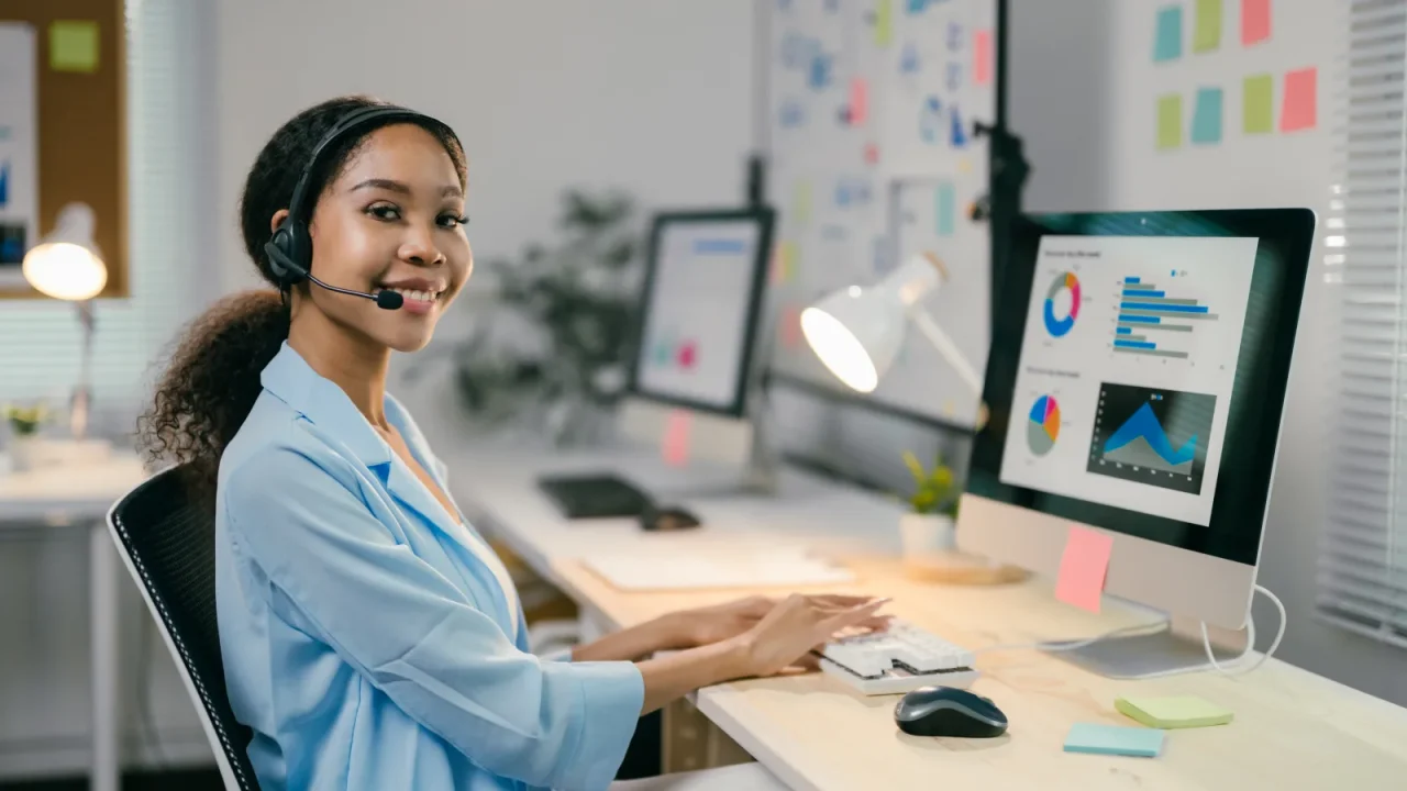 Technicien du support Reprolys avec casque téléphonique répondant à un utilisateur imprimeur