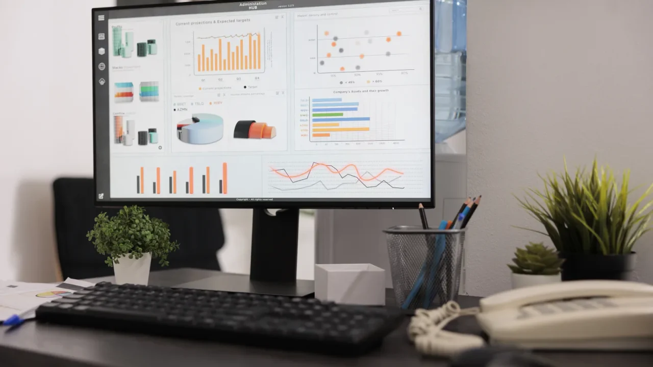 Écran d'ordinateur affichant des indicateurs de gestion et des graphiques d'activité